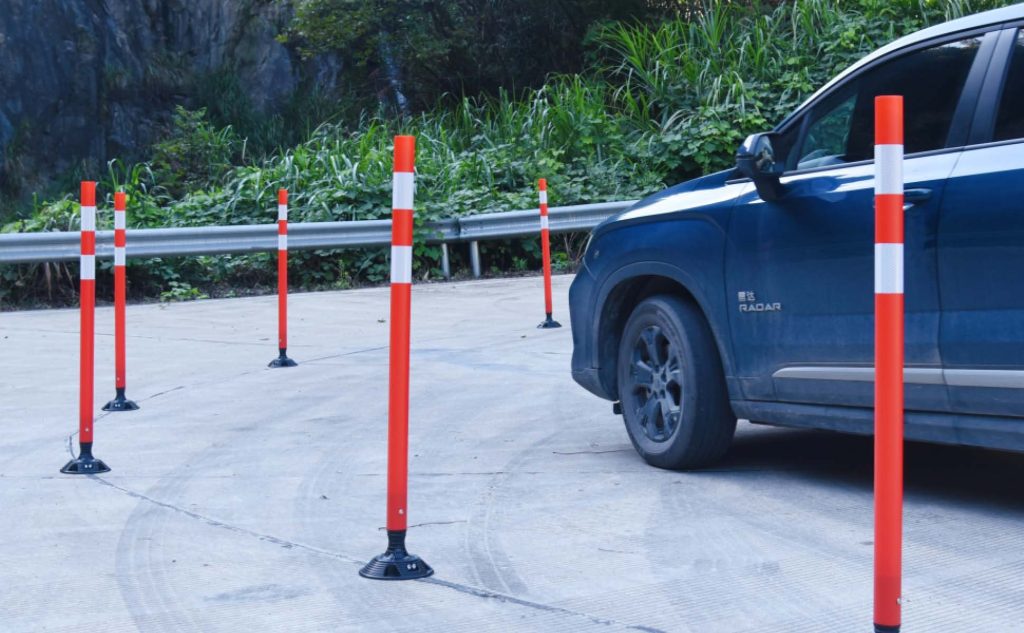 Widely used, easy to install, stable, and used as a parking cone can also be used to define or prevent each area.